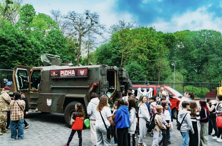 Фан-зони, дрони та великий футбол: як у Чернівцях минув спортивний вечір