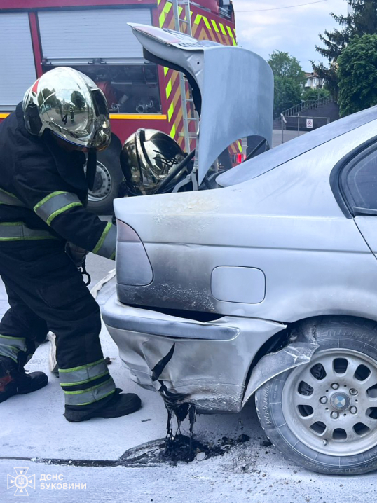 Горіли СТО, авто та будівлі: на Буковині за добу трапилося 8 пожеж Горіли СТО, авто та будівлі: на Буковині за добу трапилося 8 пожеж