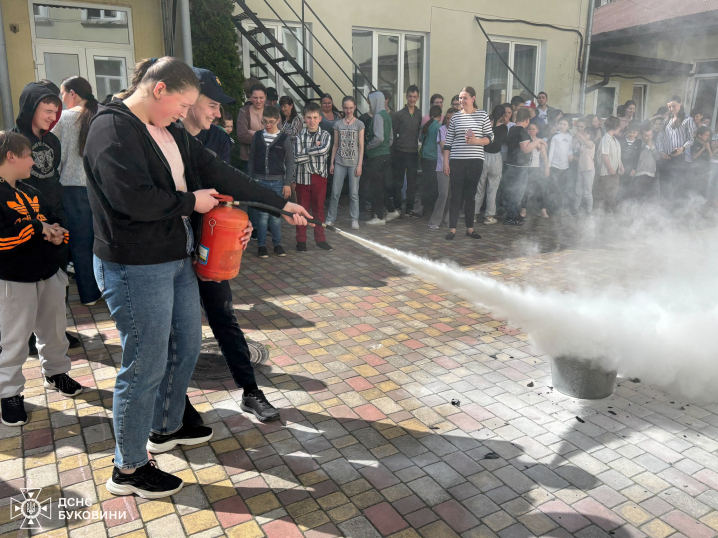 Чернівецькі рятувальники провели урок безпеки для учнів спеціальної школи №3