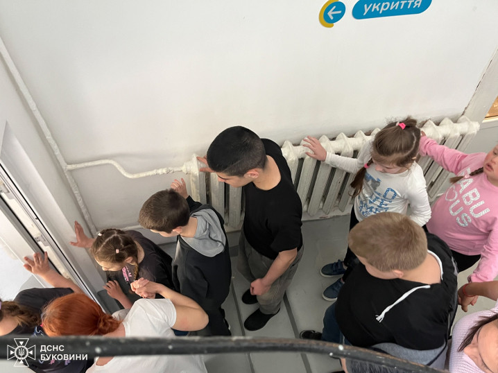 Чернівецькі рятувальники провели урок безпеки для учнів спеціальної школи №3