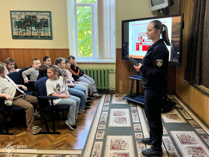 Чернівецькі рятувальники провели урок безпеки для учнів спеціальної школи №3