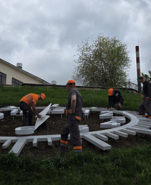 На площі Пресвятої Марії у Чернівцях відновили квітковий годинник На площі Пресвятої Марії у Чернівцях відновили квітковий годинник