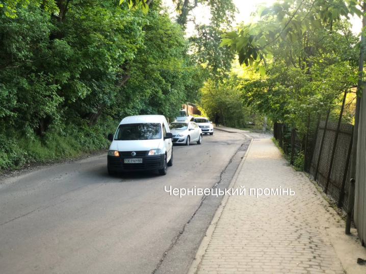 У Чернівцях водії ігнорують заборону руху аварійною ділянкою вулиці Конституційної