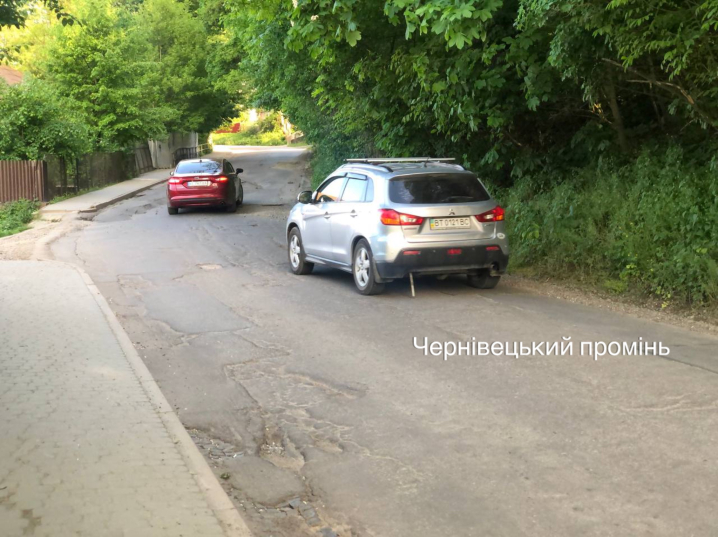 У Чернівцях водії ігнорують заборону руху аварійною ділянкою вулиці Конституційної