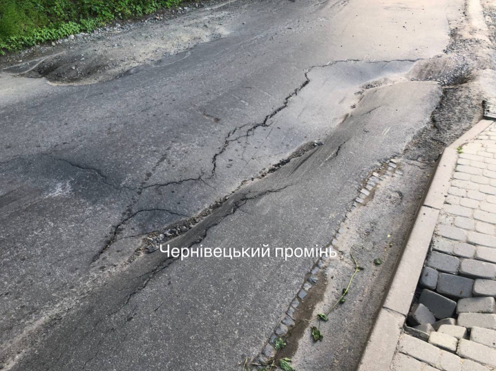 У Чернівцях водії ігнорують заборону руху аварійною ділянкою вулиці Конституційної