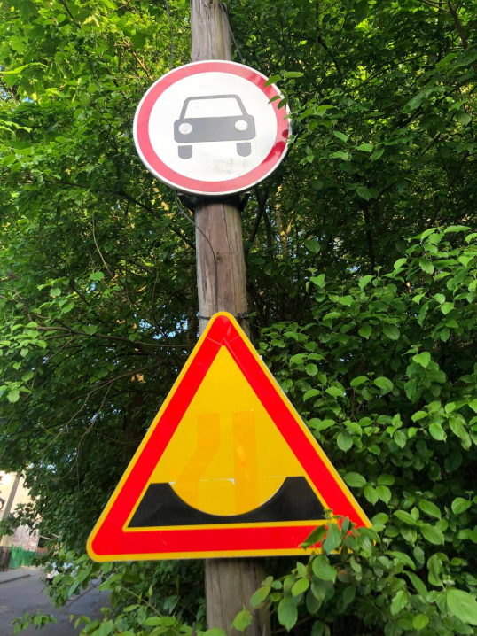 У Чернівцях водії ігнорують заборону руху аварійною ділянкою вулиці Конституційної