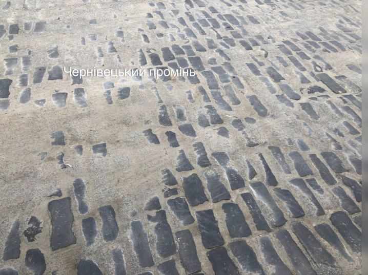 На зупинці «Шкільна» у Чернівцях вітер розносить пісок після перекладання бруківки