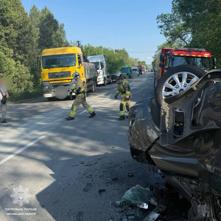 У Реваківцях сталася карколомна ДТП: авто перевернулось, є травмовані