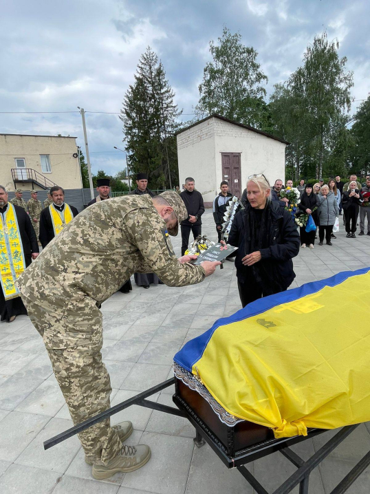 У Чернівцях попрощалися із загиблим військовим Євгенієм Григорашовим У Чернівцях попрощалися із загиблим військовим Євгенієм Григорашовим