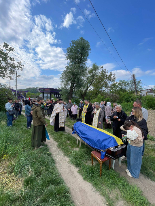 У Чернівцях попрощалися із загиблим військовим Євгенієм Григорашовим У Чернівцях попрощалися із загиблим військовим Євгенієм Григорашовим