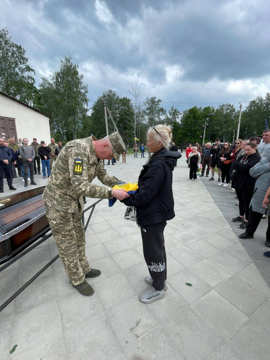 У Чернівцях попрощалися із загиблим військовим Євгенієм Григорашовим У Чернівцях попрощалися із загиблим військовим Євгенієм Григорашовим
