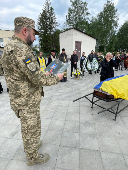 У Чернівцях попрощалися із загиблим військовим Євгенієм Григорашовим У Чернівцях попрощалися із загиблим військовим Євгенієм Григорашовим