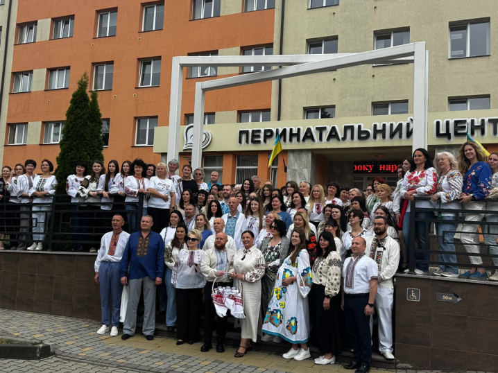 У Чернівцях в перинатальному центрі новонародженим подарували їхні перші вишиванки У Чернівцях в перинатальному центрі новонародженим подарували їхні перші вишиванки