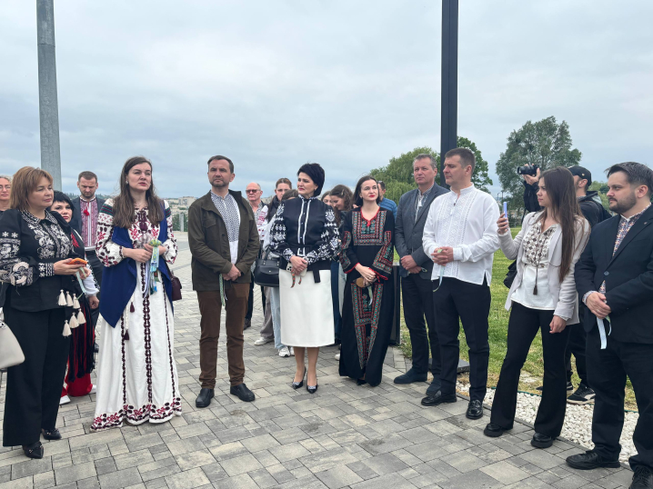 У Чернівцях вшанували пам’ять Героїв на Алеї Слави, провівши акцію «Вишита стрічка памʼяті» У Чернівцях вшанували пам’ять Героїв на Алеї Слави, провівши акцію «Вишита стрічка памʼяті»