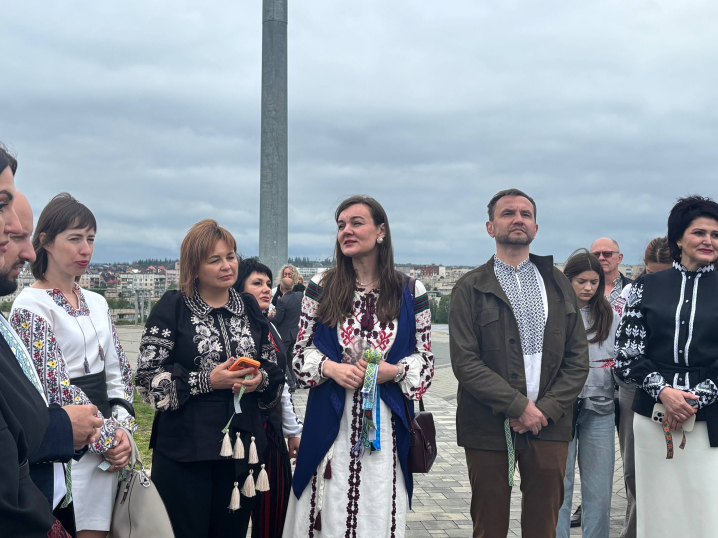 У Чернівцях вшанували пам’ять Героїв на Алеї Слави, провівши акцію «Вишита стрічка памʼяті» У Чернівцях вшанували пам’ять Героїв на Алеї Слави, провівши акцію «Вишита стрічка памʼяті»