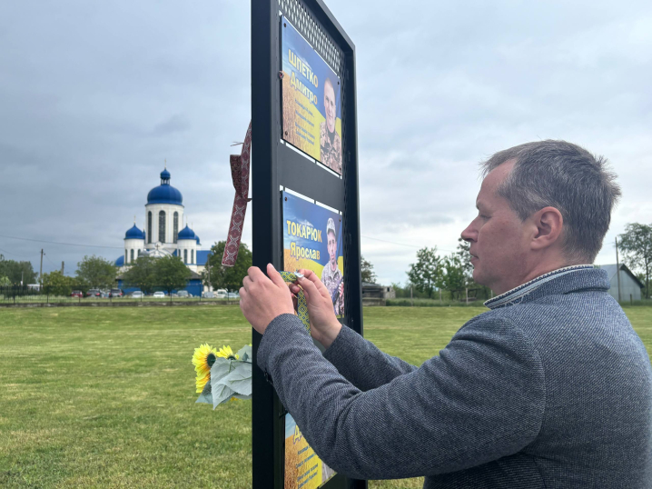 У Чернівцях вшанували пам’ять Героїв на Алеї Слави, провівши акцію «Вишита стрічка памʼяті» У Чернівцях вшанували пам’ять Героїв на Алеї Слави, провівши акцію «Вишита стрічка памʼяті»