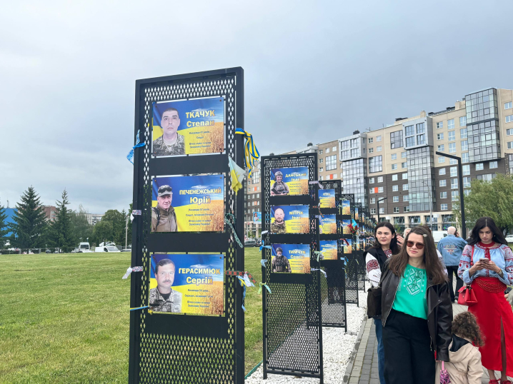 У Чернівцях вшанували пам’ять Героїв на Алеї Слави, провівши акцію «Вишита стрічка памʼяті» У Чернівцях вшанували пам’ять Героїв на Алеї Слави, провівши акцію «Вишита стрічка памʼяті»