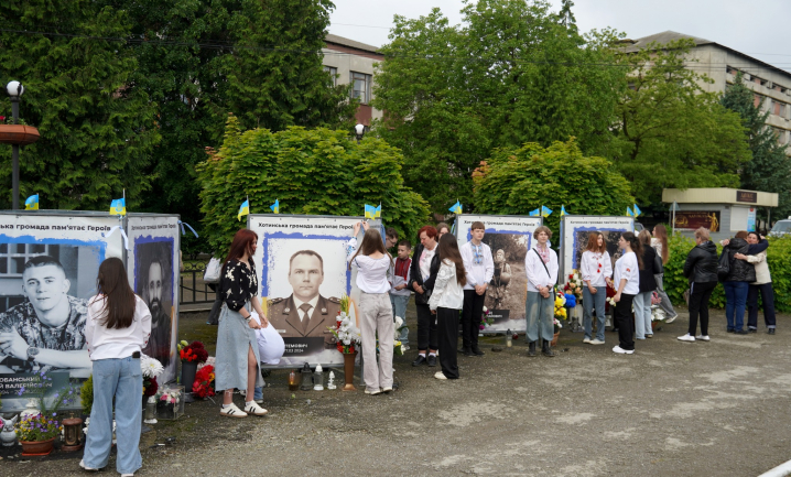 У Хотині з нагоди 20-річчя Дня вишиванки учні вишикувалися в число 20