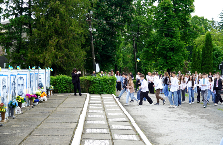 У Хотині з нагоди 20-річчя Дня вишиванки учні вишикувалися в число 20