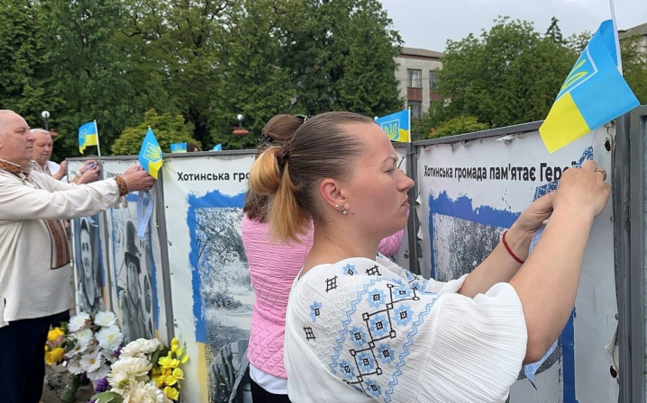 У Хотині з нагоди 20-річчя Дня вишиванки учні вишикувалися в число 20