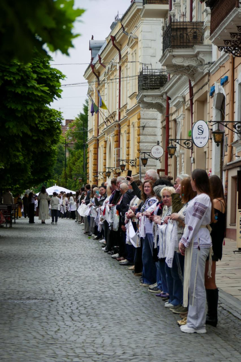 У Чернівцях до Дня вишиванки створили вишивану дорогу з рушників У Чернівцях до Дня вишиванки створили вишивану дорогу з рушників