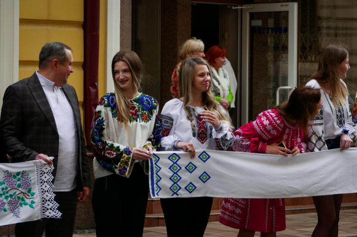 У Чернівцях до Дня вишиванки створили вишивану дорогу з рушників У Чернівцях до Дня вишиванки створили вишивану дорогу з рушників