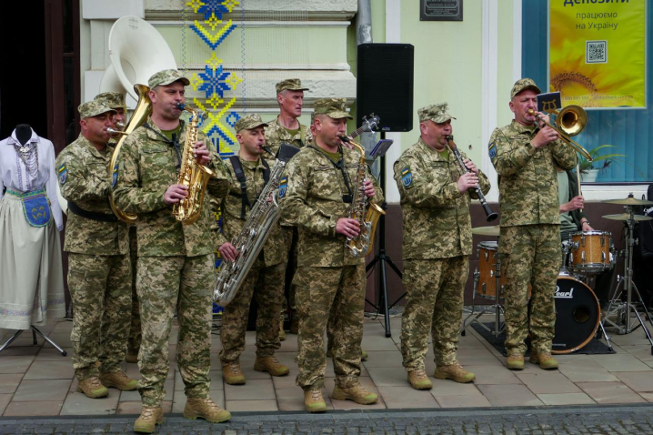 У Чернівцях до Дня вишиванки створили вишивану дорогу з рушників У Чернівцях до Дня вишиванки створили вишивану дорогу з рушників