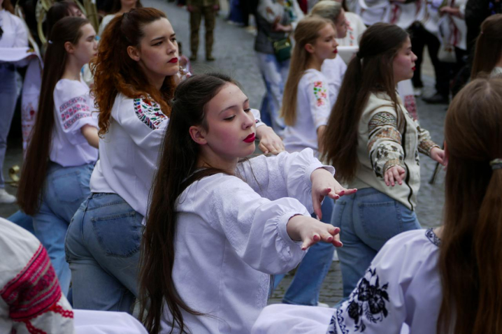 У Чернівцях до Дня вишиванки створили вишивану дорогу з рушників У Чернівцях до Дня вишиванки створили вишивану дорогу з рушників