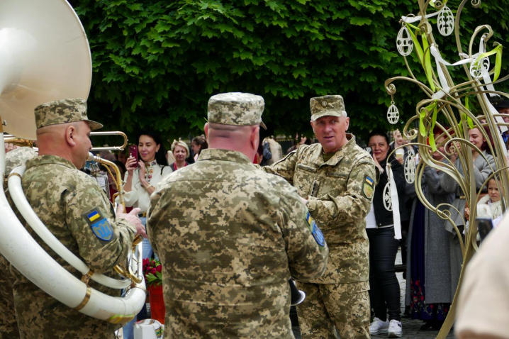 У Чернівцях до Дня вишиванки створили вишивану дорогу з рушників У Чернівцях до Дня вишиванки створили вишивану дорогу з рушників