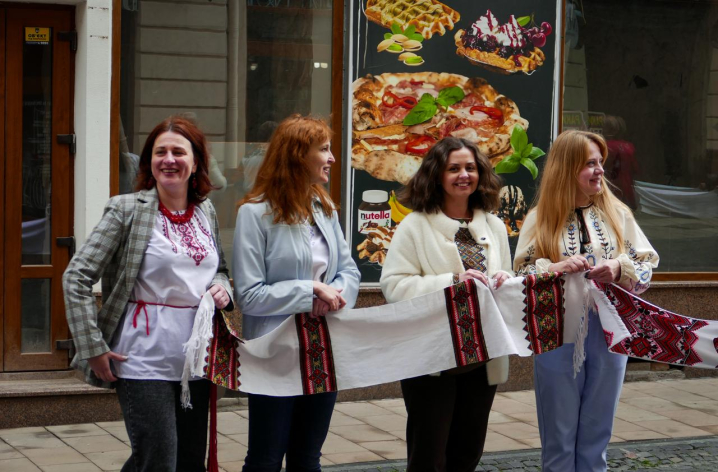 У Чернівцях до Дня вишиванки створили вишивану дорогу з рушників У Чернівцях до Дня вишиванки створили вишивану дорогу з рушників