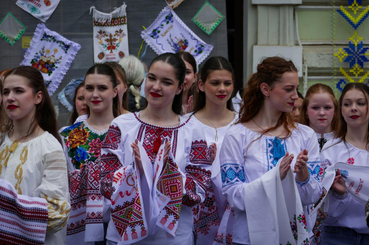 У Чернівцях до Дня вишиванки створили вишивану дорогу з рушників У Чернівцях до Дня вишиванки створили вишивану дорогу з рушників