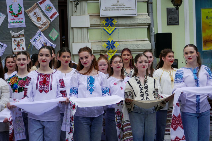У Чернівцях до Дня вишиванки створили вишивану дорогу з рушників У Чернівцях до Дня вишиванки створили вишивану дорогу з рушників