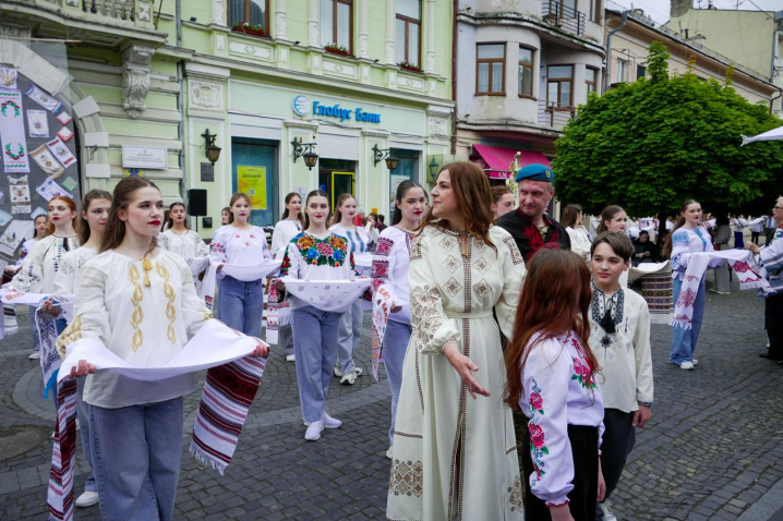 У Чернівцях до Дня вишиванки створили вишивану дорогу з рушників У Чернівцях до Дня вишиванки створили вишивану дорогу з рушників