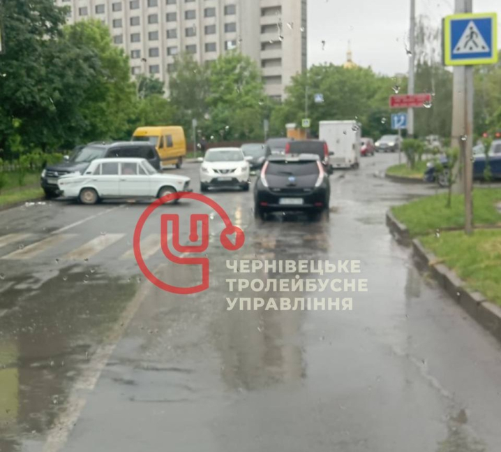 На Воробкевича зіштовхнулися позашляховик та ВАЗ: рух ускладнений