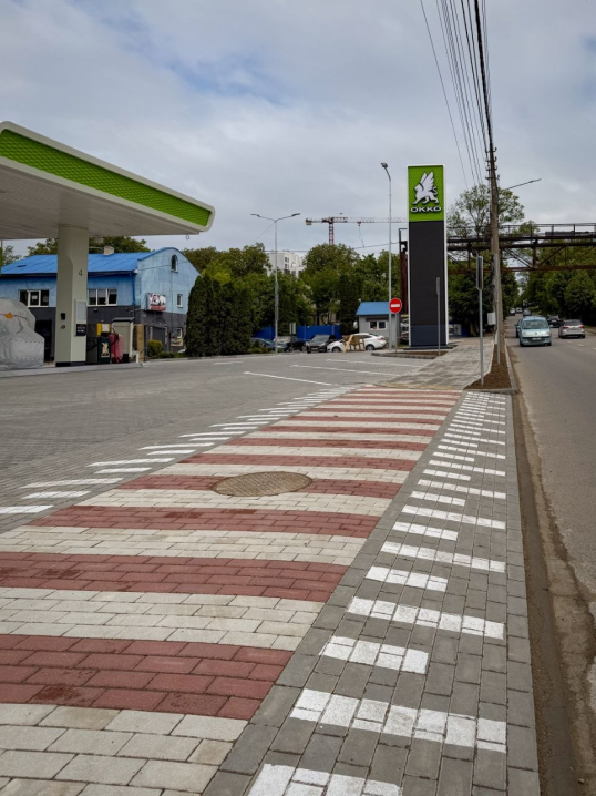 Чернівці першими в Україні облаштували підвищені пішохідні переходи на в’їздах до АЗС Чернівці першими в Україні облаштували підвищені пішохідні переходи на в’їздах до АЗС