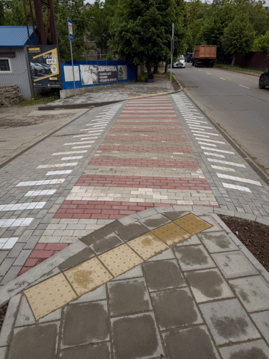 Чернівці першими в Україні облаштували підвищені пішохідні переходи на в’їздах до АЗС Чернівці першими в Україні облаштували підвищені пішохідні переходи на в’їздах до АЗС