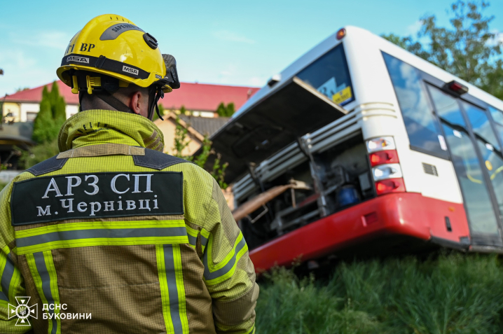 У Чернівцях рятувальники витягнули маршрутку 8А із кювету У Чернівцях рятувальники витягнули маршрутку 8А із кювету