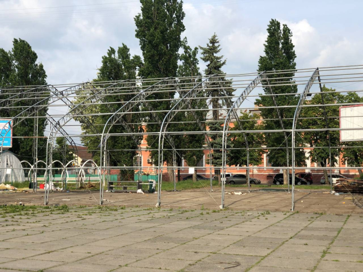 На Соборній площі у Чернівцях завершується демонтаж волонтерського намету