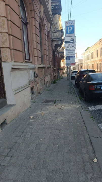 На Штейнбарга біля театральних кас посипався балкон австрійського будинку На Штейнбарга біля театральних кас посипався балкон австрійського будинку