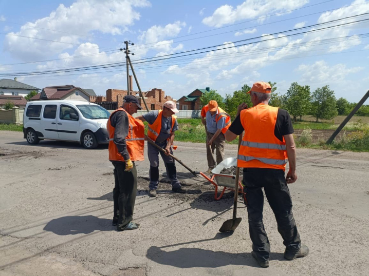 У Чернівецькій області латають ями на важливих автошляхах У Чернівецькій області латають ями на важливих автошляхах