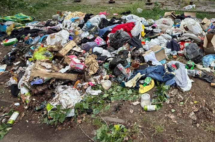 У Чернівцях Соборна площа перетворилася на сміттєзвалище