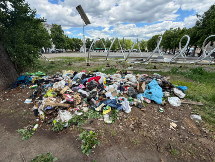 У Чернівцях Соборна площа перетворилася на сміттєзвалище