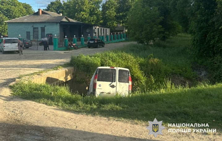 У селі Байраки автомобіль злетів у кювет, водій зазнав травм