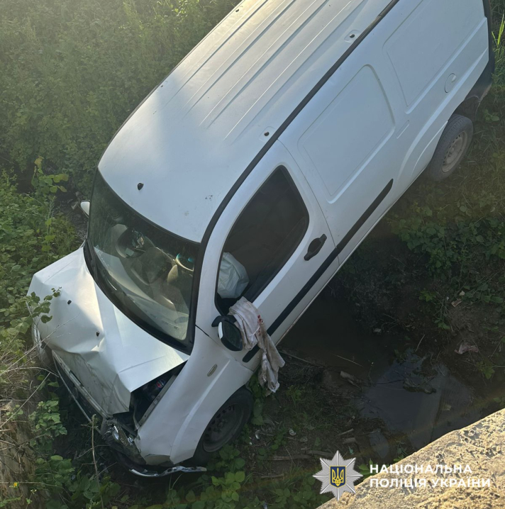 У селі Байраки автомобіль злетів у кювет, водій зазнав травм