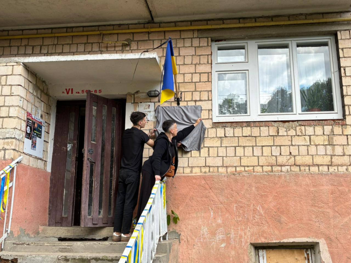На честь загиблого захисника Сергія Шутовського у Чернівцях встановили пам'ятну дошку