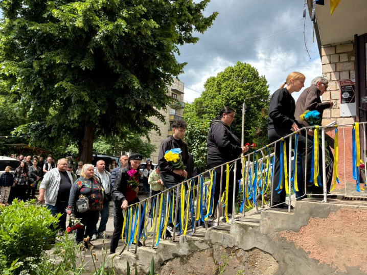 На честь загиблого захисника Сергія Шутовського у Чернівцях встановили пам'ятну дошку