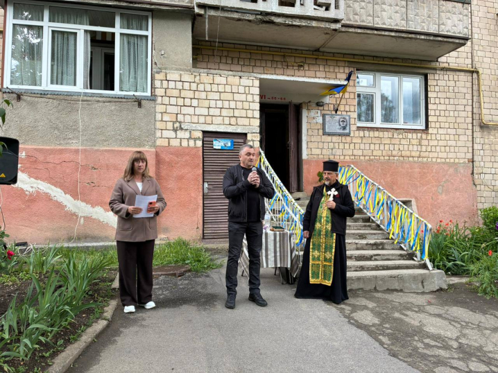 На честь загиблого захисника Сергія Шутовського у Чернівцях встановили пам'ятну дошку