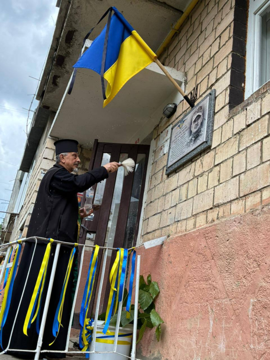 На честь загиблого захисника Сергія Шутовського у Чернівцях встановили пам'ятну дошку