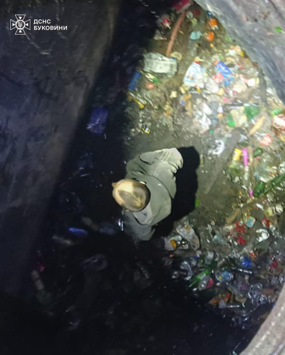 Без їжі та води: у Чернівцях чоловік п’ять днів просидів у колекторній ямі Без їжі та води: у Чернівцях чоловік п’ять днів просидів у колекторній ямі