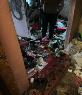 "Живцем гниє у смітті": у Чернівцях люди б’ють на сполох через чоловіка з психічним розладом